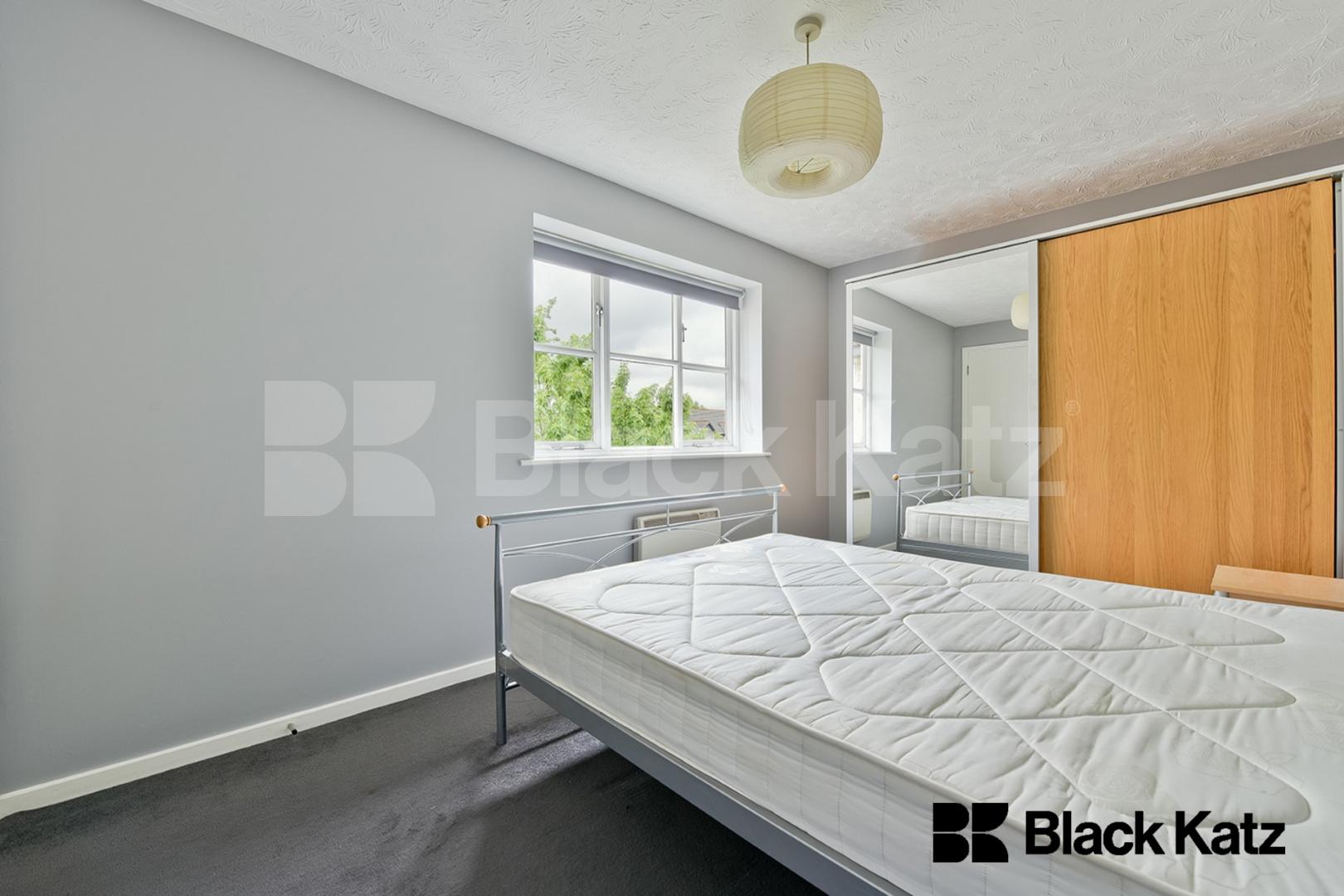 Bright & Airy With Neutral Decor Throughout Blake Court Stubbs Drive, Bermondsey